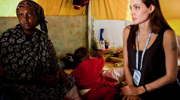 angelina jolie a vizitat granita tunisiano libiana pentru a sta de vorba cu refugiatii