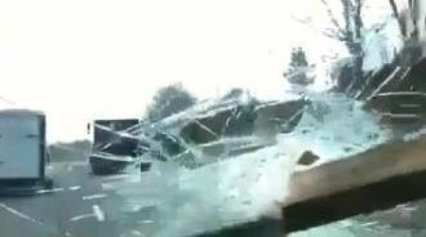 cat pe ce sa si filmeze moartea s a trezit cu o scandura in parbriz in timp ce conducea