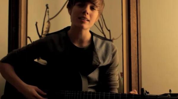 fratele geaman al lui justin bieber face furori pe internet cantand ca eminem