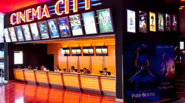 tanti elvira isi deschide multiplex