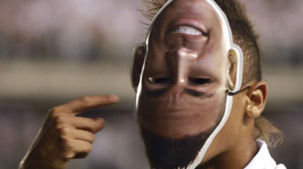 eliminat pentru ca a purtat o masca dupa gol