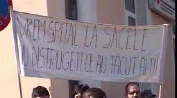 protest la sacele oamenii refuza inchiderea spitalului