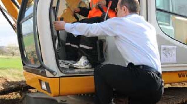 emil boc excavatoristul sef de pe autostrada deva orastie