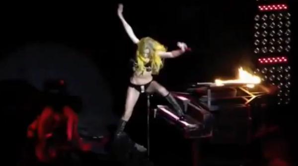 lady gaga a cazut de pe pian sub ochii fanilor video