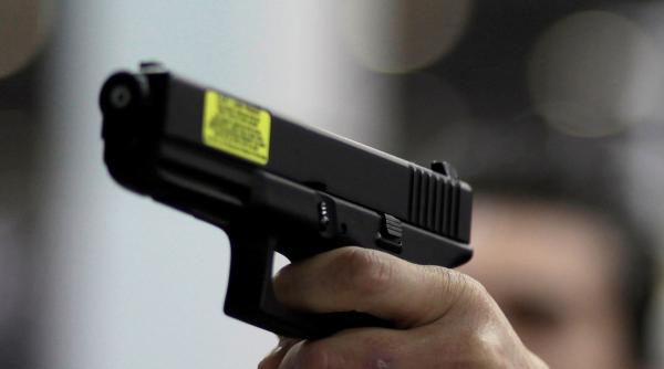 fostul sef al serviciului de arme si munitii dolj si a impuscat fosta sotie si fiica