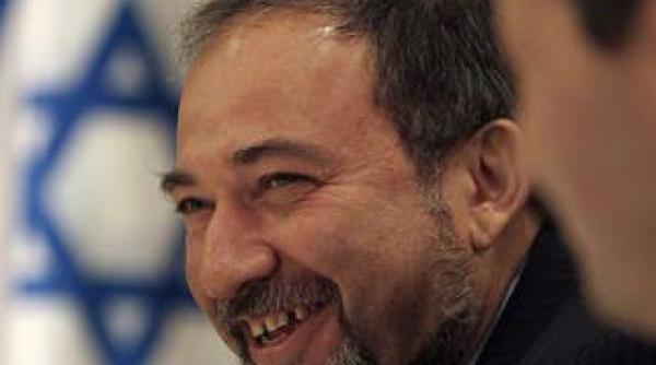 ministrul israelian de externe a tras apa la wc in timpul unui interviu