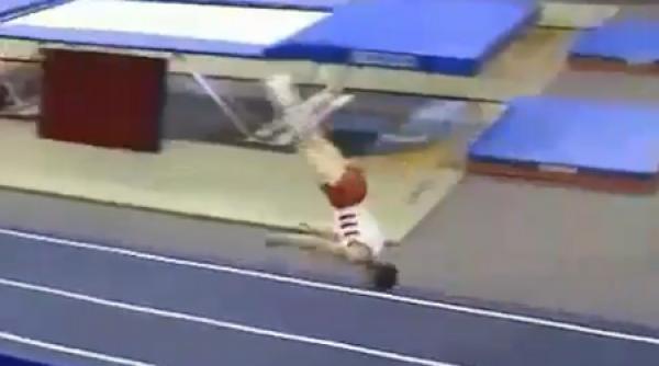 video un fost gimnast polonez sfideaza legea gravitatiei cu sariturile sale