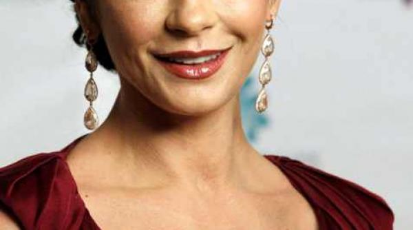 catherine zeta jones s a internat intr un centru psihiatric