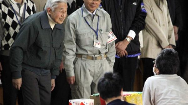 imparatul japoniei in vizita la sinistrati