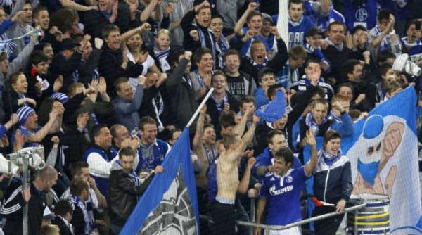 schalke a vandut in doua ore biletele pentru meciul cu manchester