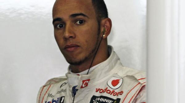 lewis hamilton a cumparat o chitara a lui prince cu 100 000 de dolari