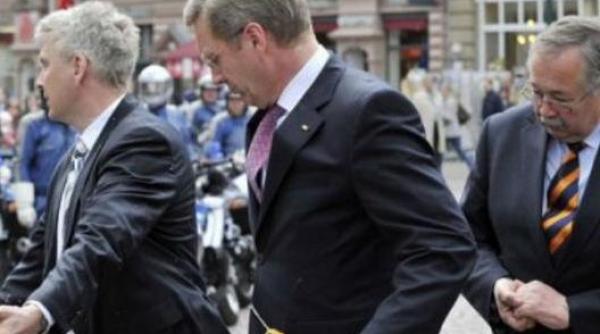 presedintele germaniei atacat cu oua de catre un roman