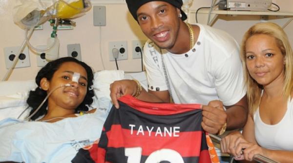 ronaldinho a vizitat copiii raniti in atacul de la rio