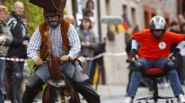 nu incercati asta la servici cursa de scaune de birou video