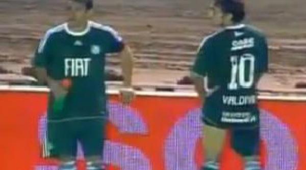 video un fotbalist brazilian a facut pipi pe teren