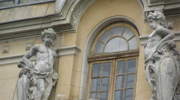 doamna din casa cu cupidoni