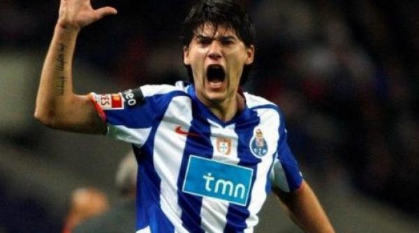 a innebunit sapunaru a sarit sa bata arbitrul si stewarzii