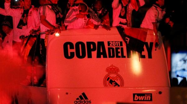 video primul trofeu din era mourinho facut praf de autocarul realului