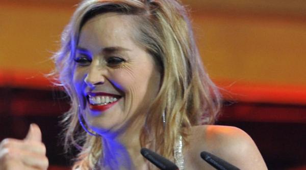 vezi cum arata sharon stone la 53 de ani video