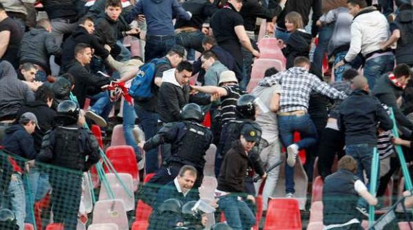 jucatorii dinamovisti risca dosar penal pentru ca au introdus torte in stadion