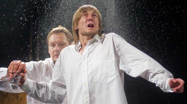 mai luna cu multe festivaluri de teatru