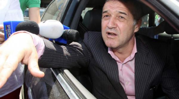 masina lui gigi becali atacata cu pietre de fanii stelei