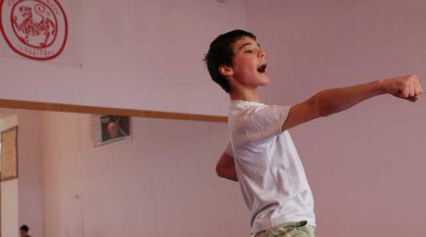 povestea campionului la karate antrenat pentru viata de mamaie