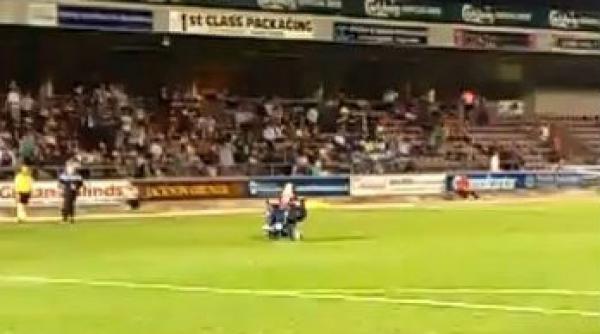 un fan a intrat pe teren in scaun cu rotile