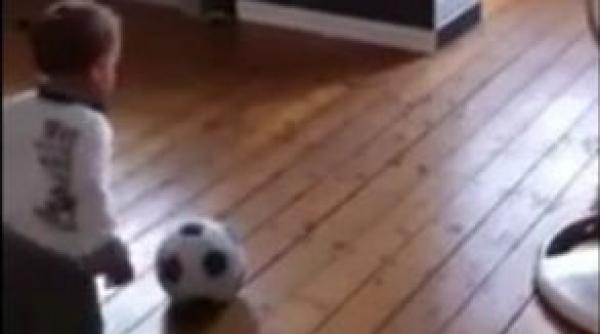 bebelusul care stie fotbal video