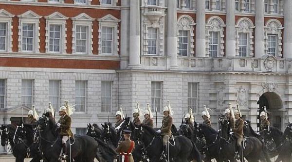 ultimele repetitii cavaleria britanica a iesit cu fast pe strazile londoneze foto
