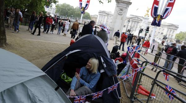fanii cuplului princiar au dormit in corturi in fata westminster abbey