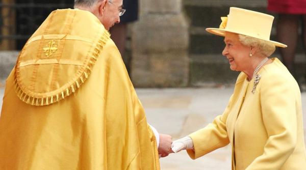 tinuta reginei elisabeta primavaratica si luminoasa