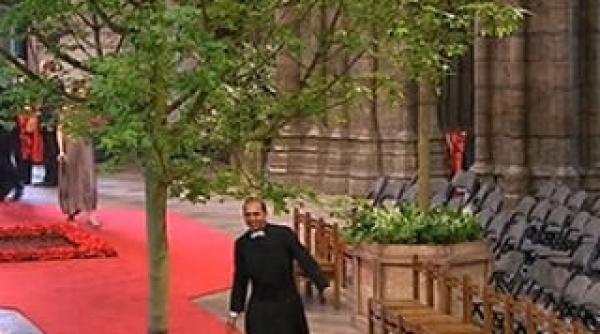 vezi cum s a bucurat dupa nunta regala un paracliser de la wetminster abbey video