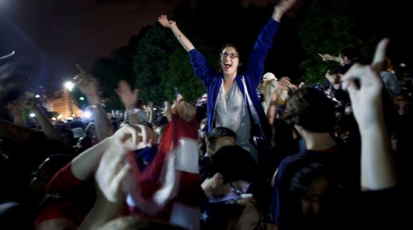 americanii sarbatoresc in fata casei albe hey hey goodbye