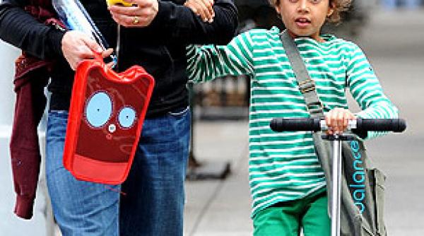 hugh jackman protejat de paparazzi de fiul sau