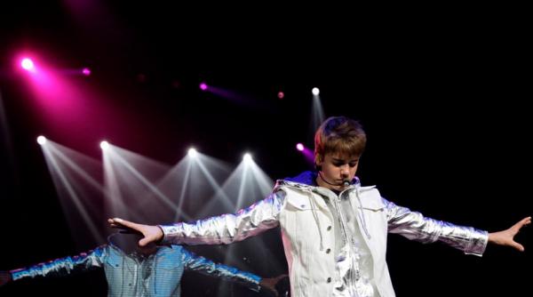 justin bieber bombardat cu oua pe scena video