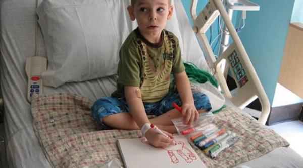 un baietel de cinci ani lupta impotriva cancerului vanzand desene