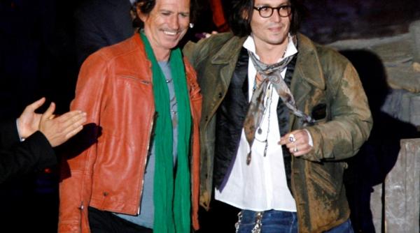 johnny depp sta la baute cu keith richards