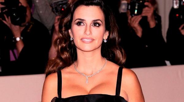 penelope cruz si a dat foc parului sufland in tort