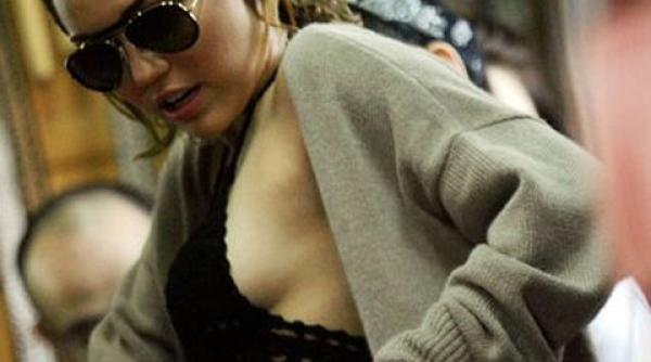 miley cyrus cu podoabele cam prea mult la vedere