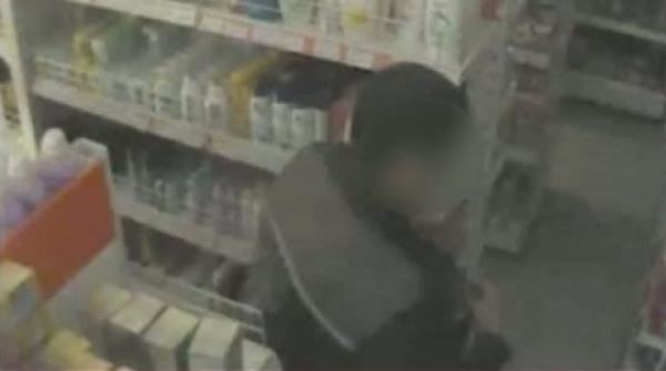 politisti la furat intr un magazin din capitala video