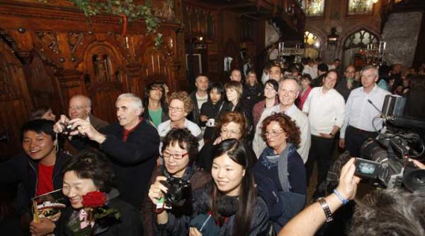 cand artistii lirici se deghizeaza in ospatari