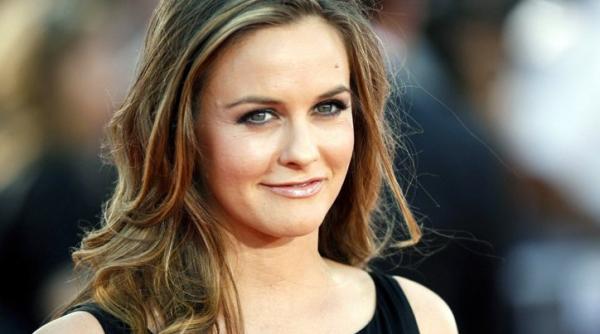 alicia silverstone a devenit mamica