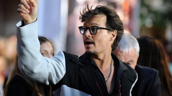 johnny depp inspaimantat de insectele din jungla hawaiana