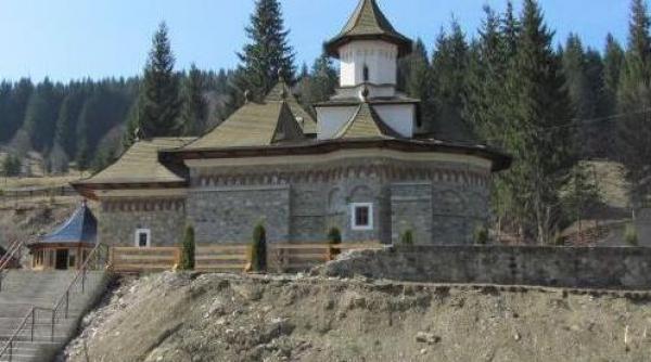 manastirea sihastria putnei pradata de hoti