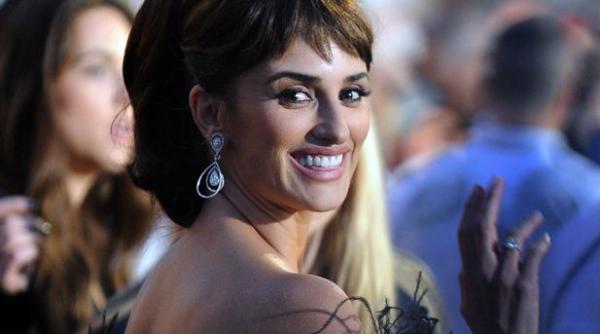 penelope cruz nevoita sa poarte un costum de rahat