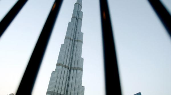 s a sinucis aruncandu se de pe burj khalifa