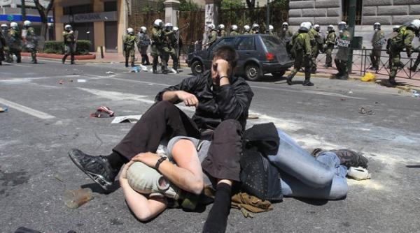 confruntari violente in centrul atenei