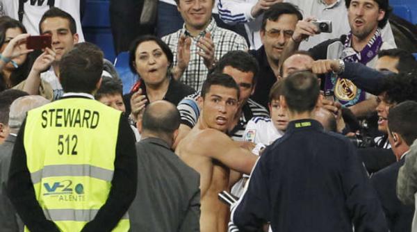 cristiano ronaldo i a dat un tricou unui fan pe care il lovise cu mingea