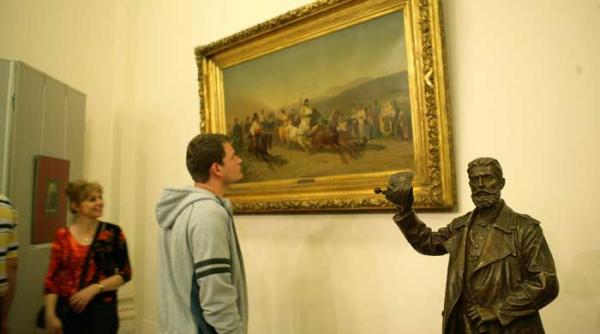 in nocturna vizitatori la muzeu ii